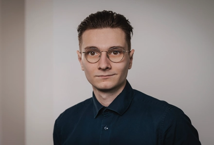 Porträt von Ben Schlabes.