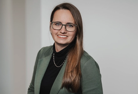 Porträt von Larissa Kalwis.