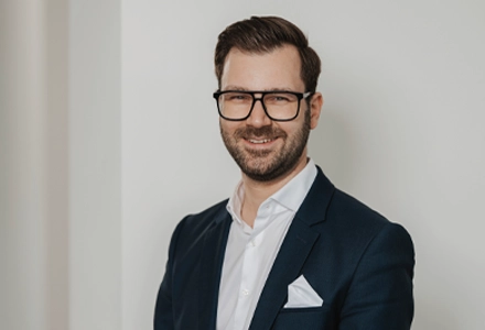 Porträt von Tobias Güttner.