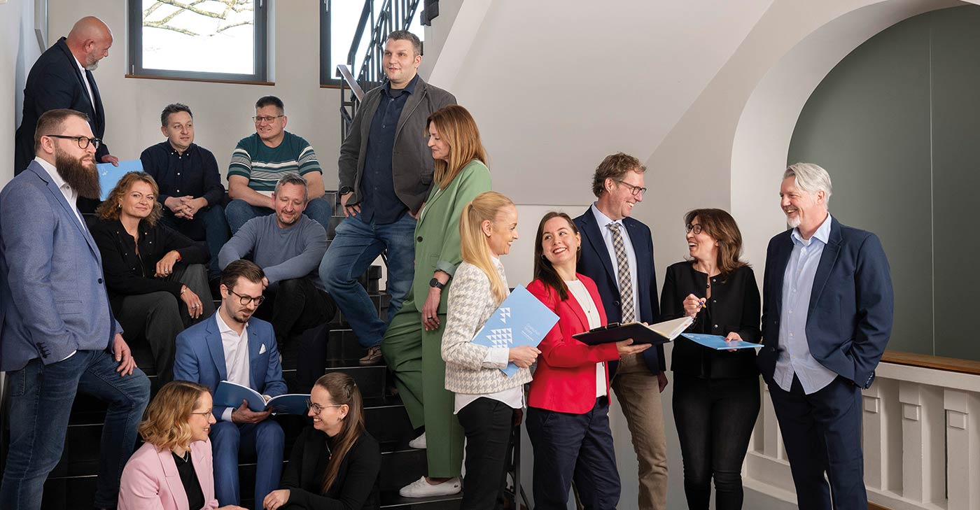 Mitarbeitende der Grafschaft Moers am Arbeitsplatz.