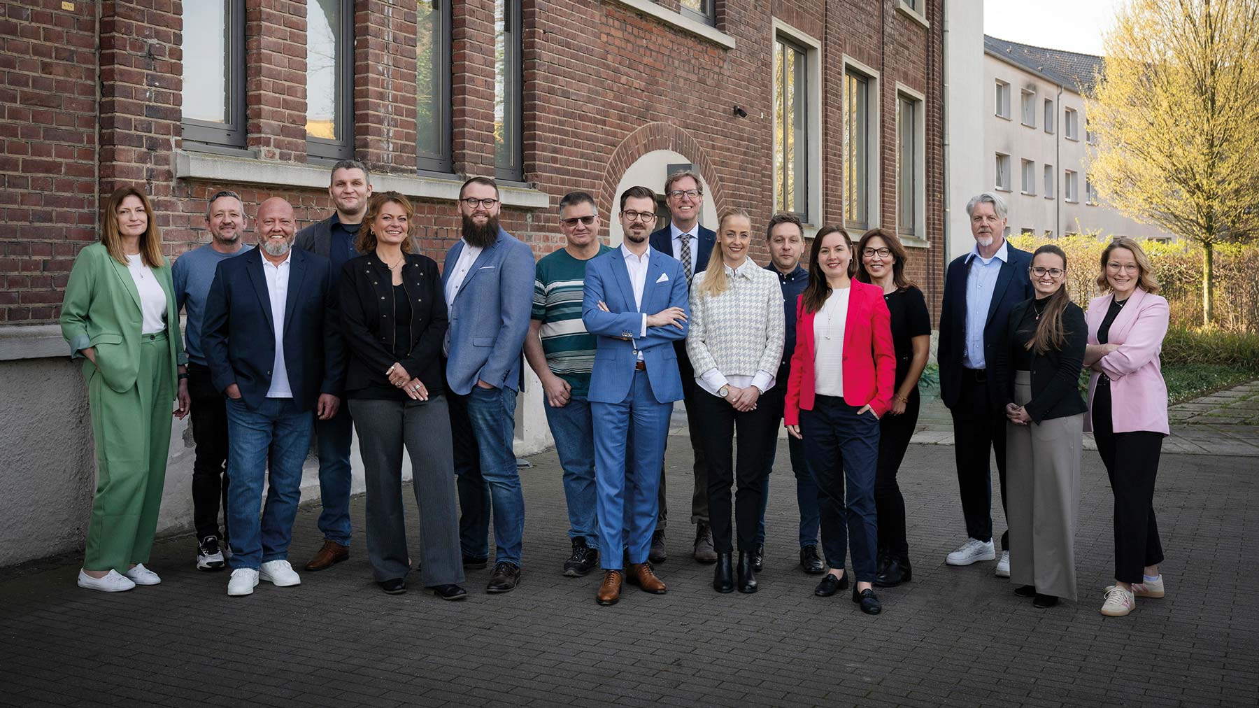 Mitarbeitende der Grafschaft Moers im gemeinsamen Teamfoto vor dem Unternehmensstandort.