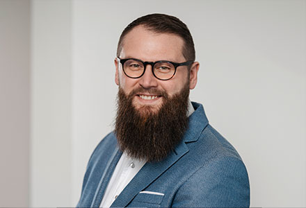 Porträt von Kevin Bensch.